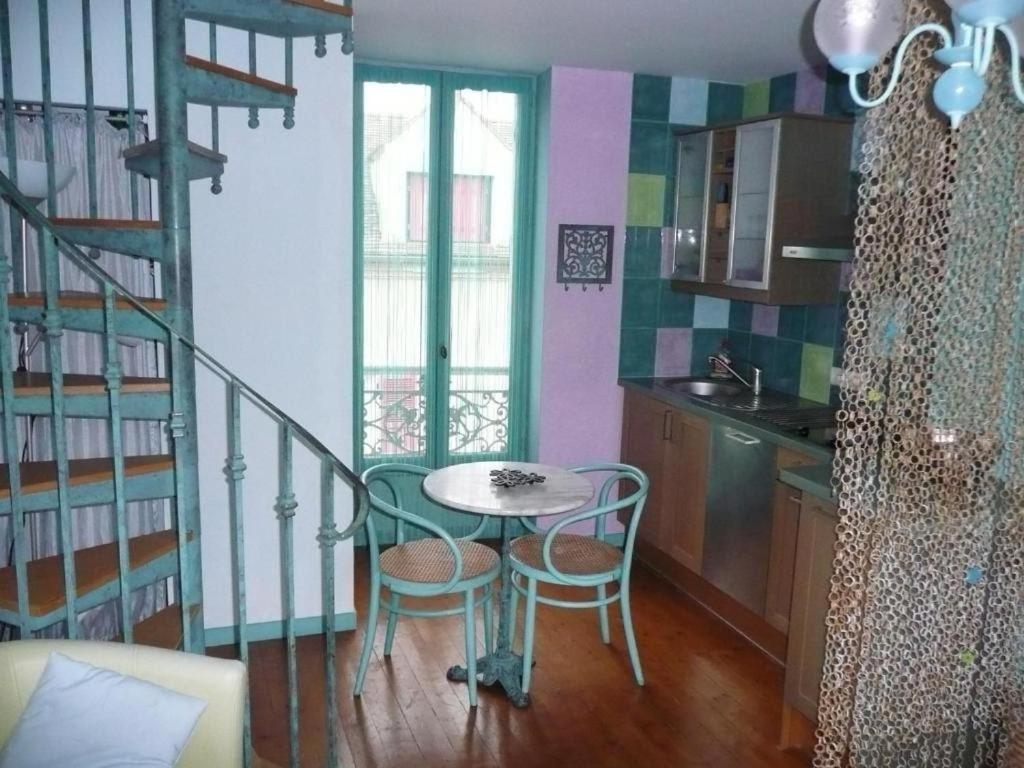 Gite Milly - 2 Studios En Coeur De Ville Milly-la-Foret Exterior foto